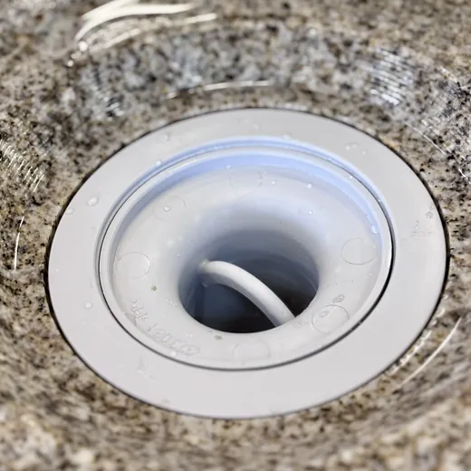 Fertig eingebauter Ablauf in einer Duschtasse aus Naturstein
