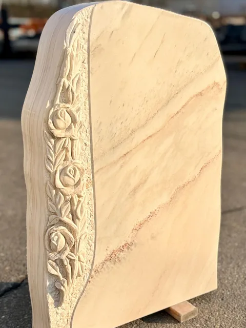 Heller Sandstein mit handgemeißelter Rosenranke