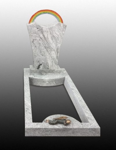 Grabmal aus Viscount White mit einem Regenbogen aus Farbglas. Eigene Fertigung nach Kundenwunsch.